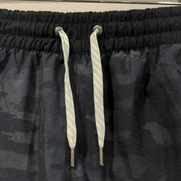 Vuori Womens Clementine Short Camo Size L Gray Active Gym Running Lightweight - Picture 3 of 10